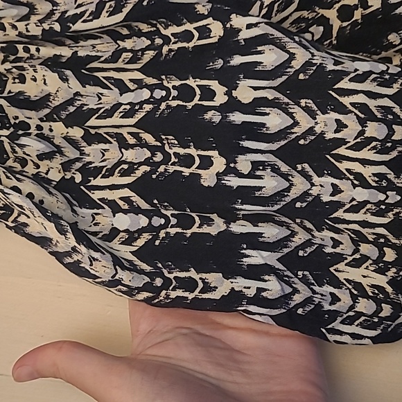 LIKE NEW H&M Abstract Patterned Mini Skirt with Pockets - Picture 4 of 12